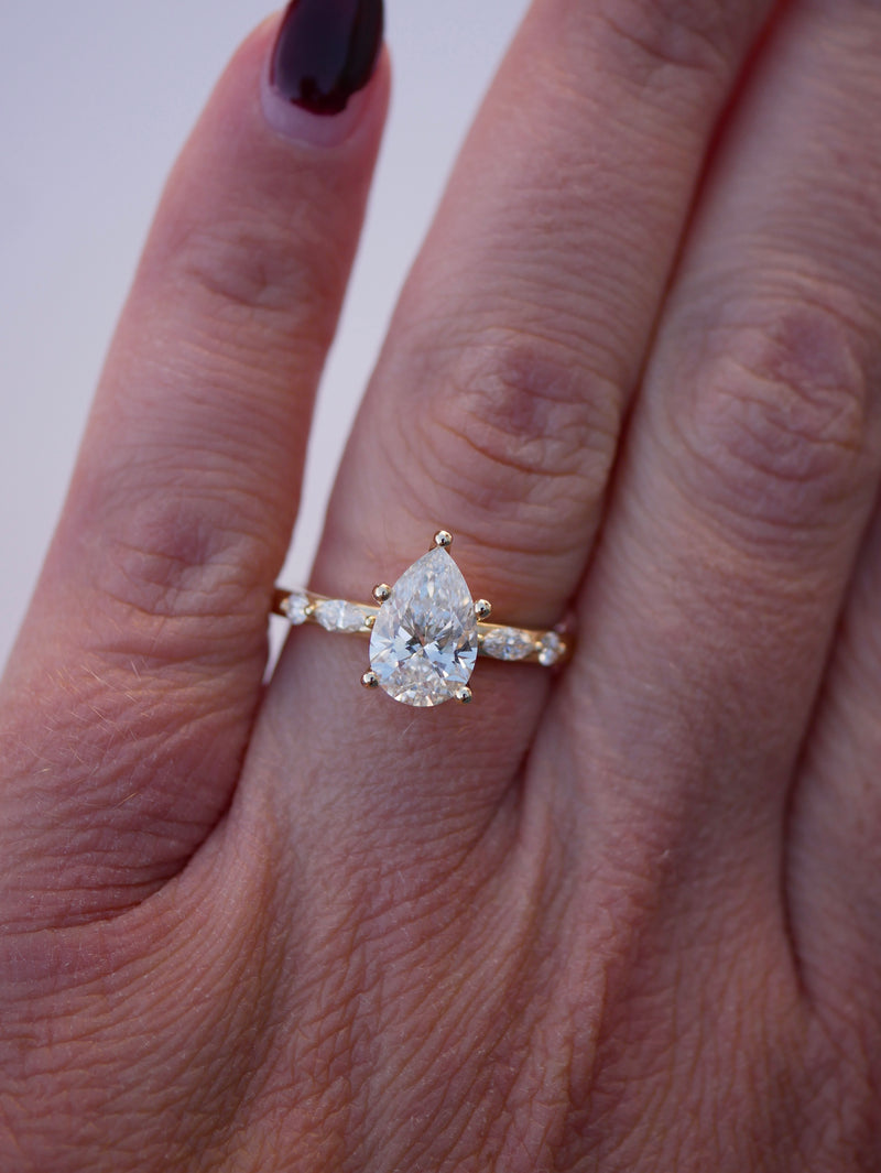 Pear Fioré Diamond Ring