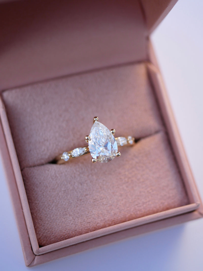 Pear Fioré Diamond Ring