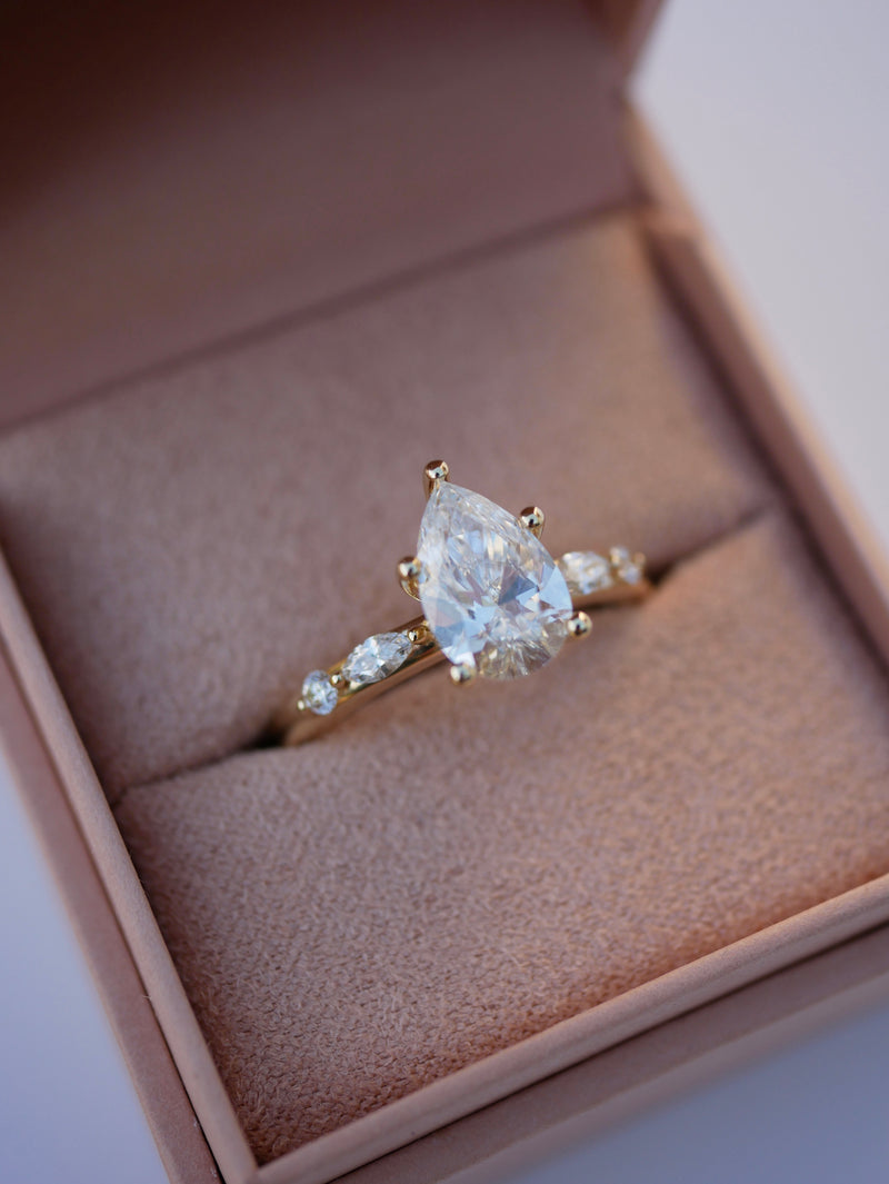 Pear Fioré Diamond Ring
